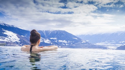 Frau genießt Bergpanorama im Pool