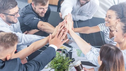 Junge Geschäftsleute geben sich ein "High-Five"