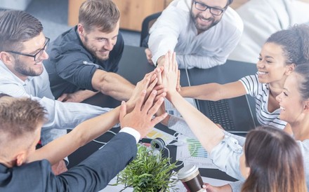 Junge Geschäftsleute geben sich ein „High-Five“