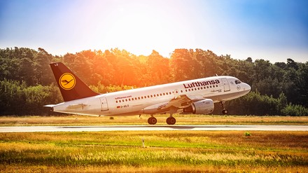 Lufthansa Flugzeug auf dem Feld