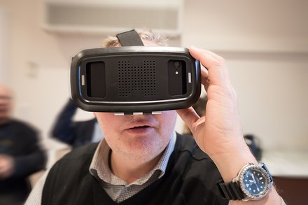Ein Mann mit einer Virtual-Reality-Brille