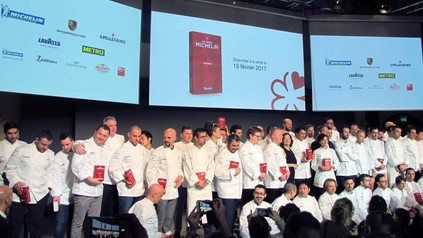 Im Michelin-Führer Ausgezeichnete Köche stehen am 09.02.2017 bei der Präsentation des neuen Restaurant-Führers "Le Guide Michelin" in Paris vor dem Publikum
