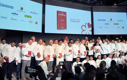 Im Michelin-Führer Ausgezeichnete Köche stehen am 09.02.2017 bei der Präsentation des neuen Restaurant-Führers „Le Guide Michelin“ in Paris vor dem Publikum