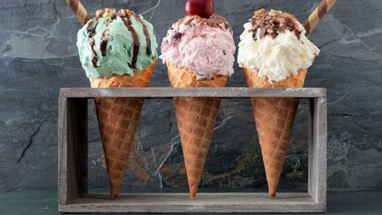 Diverse Eissorten in Waffel aneinander gereiht