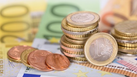 Es soll sichergestellt werden, dass alle betroffenen Betriebe ausreichende Hilfen zum Überleben erhalten. (Foto: © Wolfilser/stock.adobe.com)
Panorama von Euro Banknoten und Münzen