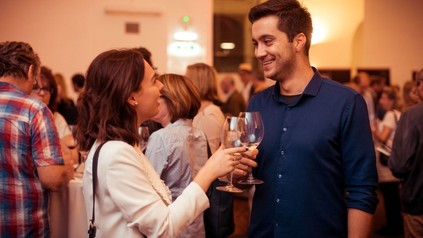 Zwei Personen lernen sich bei der Vienna Sparkling Show im Vienna Marriott kennen