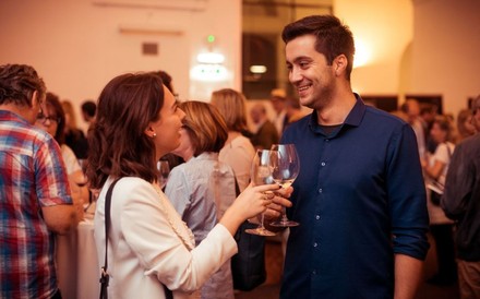 Zwei Personen lernen sich bei der Vienna Sparkling Show im Vienna Marriott kennen