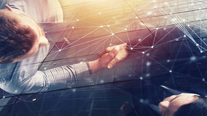 Zwei Geschäftsmänner geben sich die Hand