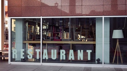 Restaurant mit hochgestellten Stühlen