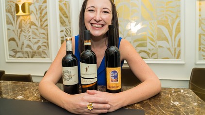 Deutsche Weinprinzessin Anna-Maria Löffler mit den Gewinnerweinen des ersten DWI-Sonderpreises für die besten Rotwein Cuvées 2020