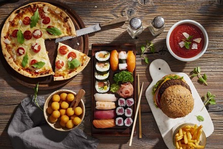 Pizza, Sushi, Burger auf Tisch