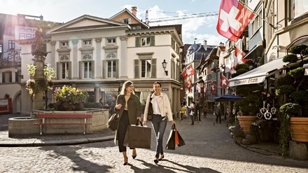 Hotelgaeste am Shoppen beim Muenzplatz, Zuerich.
