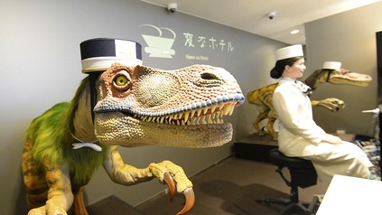 Der Dinosaurier-Roboter "Kibo-kun" und die hübsche Roboterin "Yumeko-chan" im japanischen Henn na Hotel, Nagasaki.