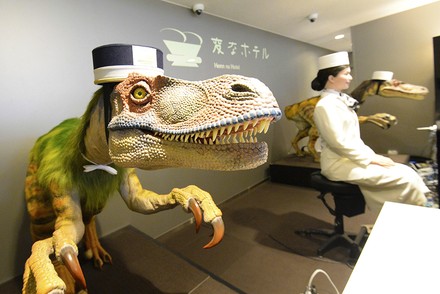 Der Dinosaurier-Roboter „Kibo-kun“ und die hübsche Roboterin „Yumeko-chan“ im japanischen Henn na Hotel, Nagasaki.