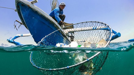 Mitarbeiter von 4ocean bei der Plastikbeseitigung aus dem Meer (Foto: © 4ocean)
Mitarbeiter von 4ocean bei der Plastikbeseitigung aus dem Meer (Foto: © 4ocean)