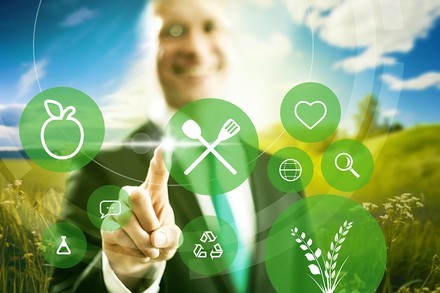 Ein Mann im grünen Anzug auf einer grünen Wiese