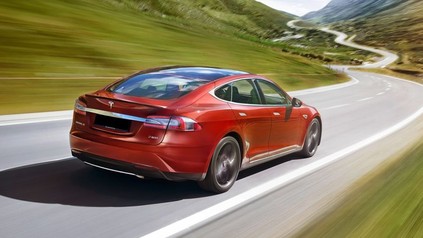 Tesla Auto auf Straße