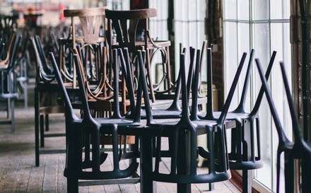 Umgedrehte Stühle auf Tischen