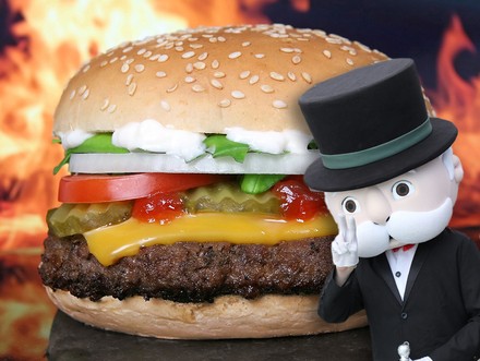 Ein Whopper von Burger King und eine Spielfigur vom McDonald’s Monopoly