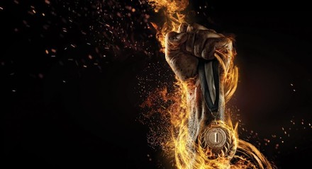 Brennende Faust hält Goldmedaille