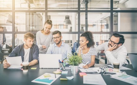 Büro-Mitarbeiter diskutieren über ein Projekt