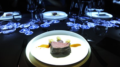 Steak auf Teller im Restaurant DASLUX42.