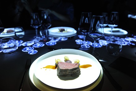 Sternekoch Andreas Schweiger kochte gemeinsam mit seiner Frau Franzi im Pop-up-Restaurant DASLUX42 in der zwei Wochen lang täglich ein 4-Gänge-Menü, das von ungewöhnlichen Lichtinstallationen begleitet wurde. Der Erlös aus der Benefizaktion kommt der gemeinnützigen Aktion „Powerchild“ sowie der Stiftung „You“ zugute. (© picture alliance/Sueddeutsche Zeitung Photo)
Steak auf Teller im Restaurant DASLUX42.