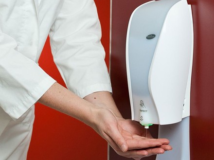 Frau desinfiziert sich die Hände