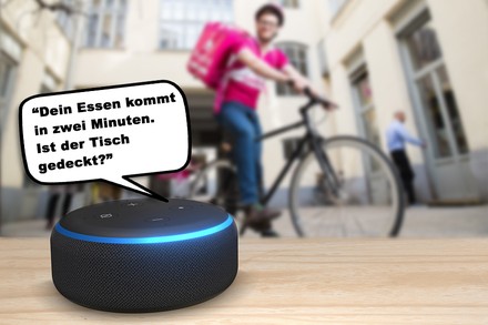 Ein Sprachassistent im Vordergrund, ein Fahrradfahrer von Foodora im Hintergrund