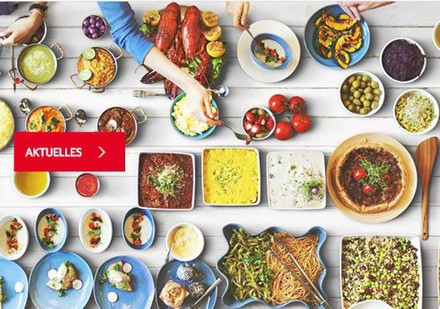 Tisch mit diversen Speisen