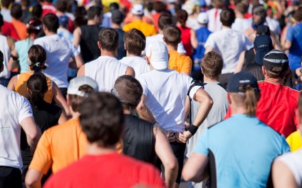 Eine Gruppe Marathonläufer von hinten