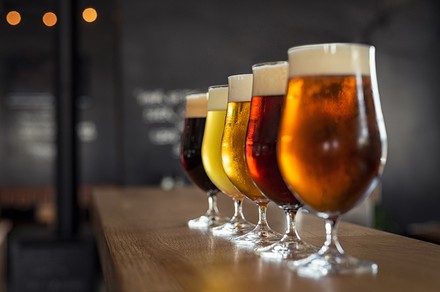 Der Craft-Bier-Trend boomt. Doch welche Marken die Deutschen am liebsten trinken, hat nun eine umfangreiche Studie ans Tageslicht gebracht. (© Rido/Fotolia)
Eine Reihe unterschiedlicher Biere auf einer Theke