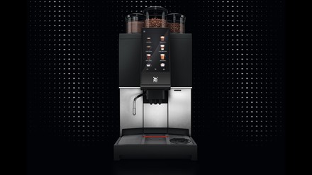 Mit dem Programm „Vorgezogene Neuwahlen“ sichern sich Gastronomen tolle Sonderkonditionen für den neuen Kaffeevollautomat WMF 1300 S. (Foto: © WMF) Front des Kaffeevollautomat 1300 S