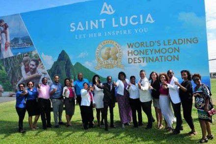 Saint Lucia ist die zweitgrößte der Windward-Inseln und wird aufgrund ihrer landschaftlichen Vielfalt gerne als die „schöne Helena des Westens“ bezeichnet. (© Saint Lucia Tourism Authority)
Eine Gruppe fröhlicher Hotelmanager auf der Insel Saint Lucia
