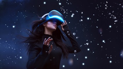 Frau mit VR-Brille