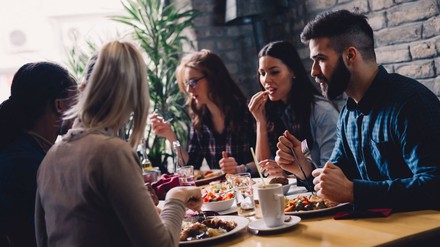 Gruppe von Freunden beim Essen in einem Restaurant