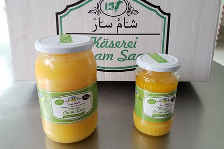 Zwei Käsesorten mit syrischer Aufschrift