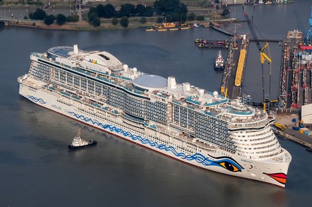 Die Aida nova in einem Hafengelände