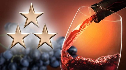 Ein Glas Wein wird eingeschänkt und daneben sind drei Sterne abgebildet
