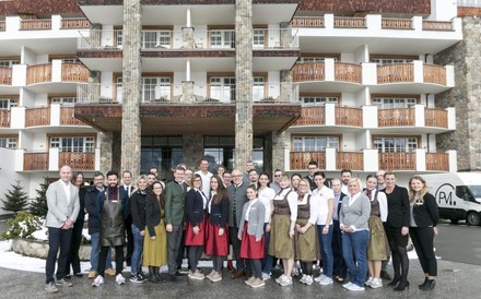 Die Mannschaft vor dem neuen Hilton Hotel in Kitzbühel