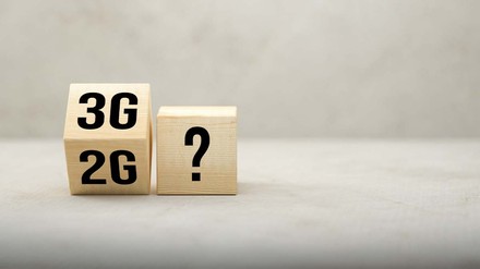 Würfel mit der Aufschrift „2G“ und „3G“ steht auf der Kante