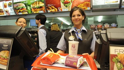 Eine junge Bedienung in einem Fastfood-Restaurant