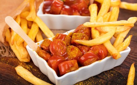 Currywurst mit Pommes Frites