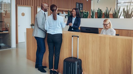 Pärchen checkt an der Hotelrezeption ein
