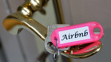 Ein Hotelschlüssel mit dem Aufdruck Airbnb