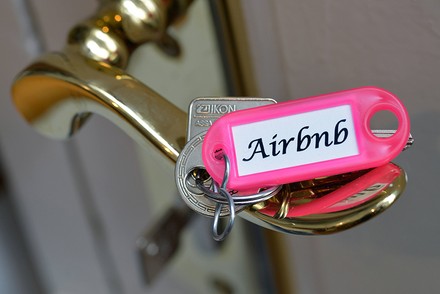 Ein Hotelschlüssel mit dem Aufdruck Airbnb