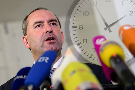 Hubert Aiwanger spricht am Rednerpult in mehrere Mikrofone