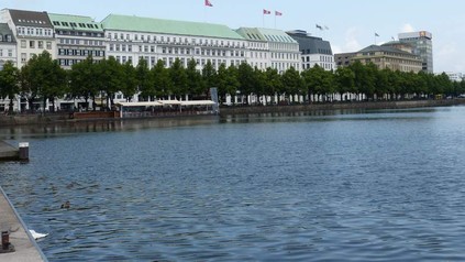 Hotel Außenansicht am Wasser