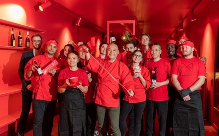 Yaoyao Hu mit dem Team des Maneki Neko