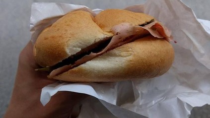 Schräge Wurstsemmel